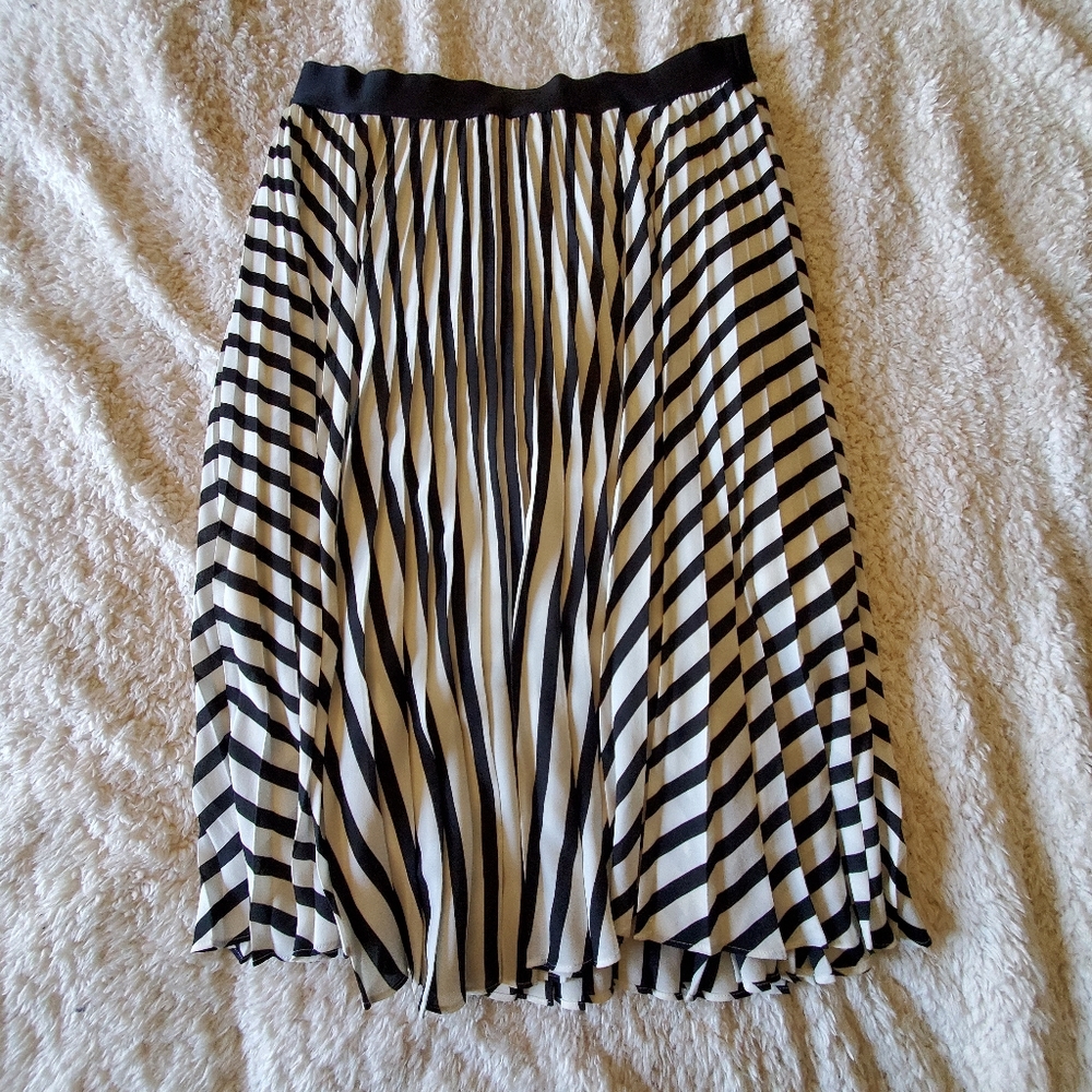 Black and White pleated skirt